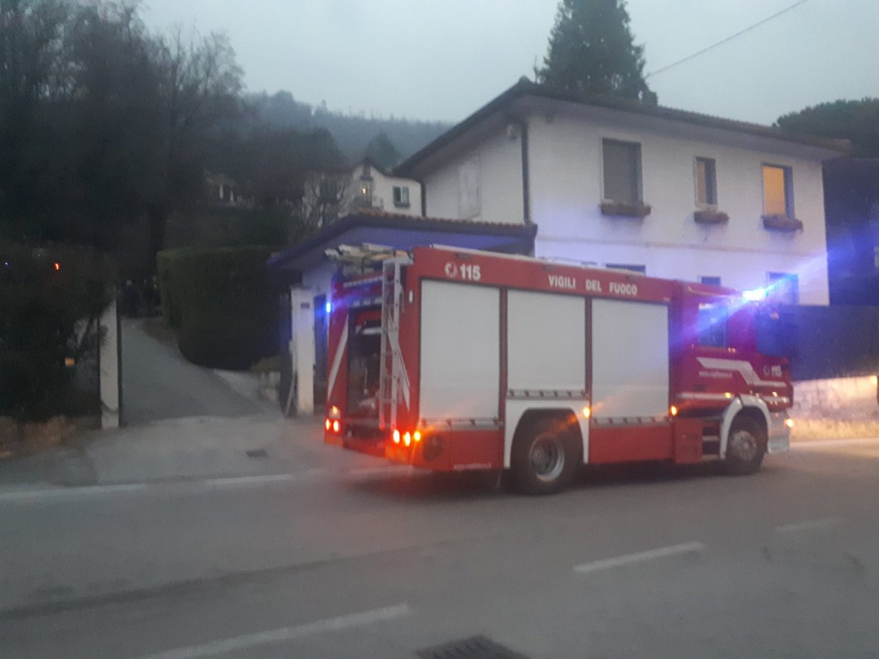 Incendio ad Albavilla al lavoro i Vigili del fuoco