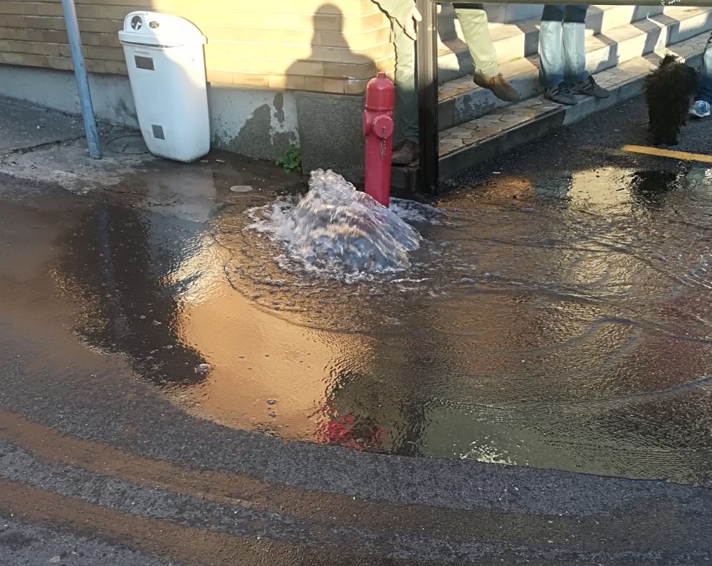 Danneggia idrante e scappa piazza allagata