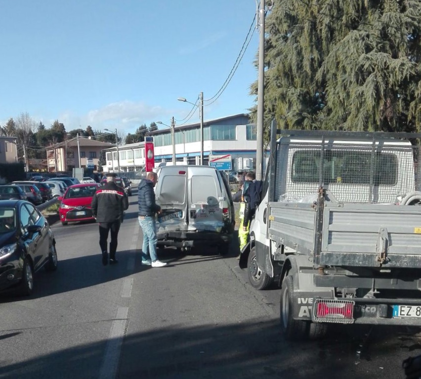 Incidente tra due auto ferite tre persone