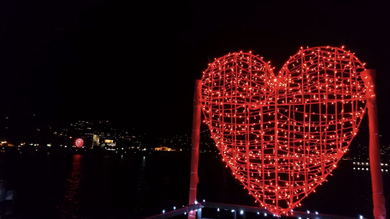Resta fino a San Valentino il cuore all’ex biglietteria di Como