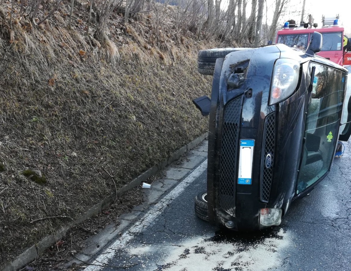 Ribaltamento a Laino sul posto anche i Vigili del Fuoco FOTO