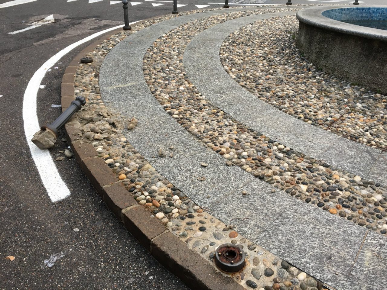 Danneggiamenti in piazza, paletti abbattuti