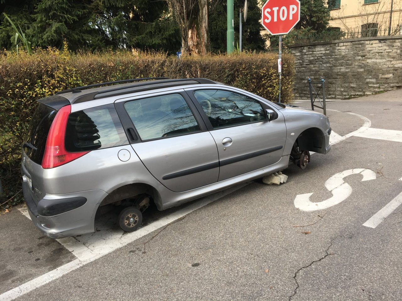 Pneumatici spariti l’auto resta senza ruote