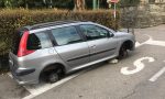 Pneumatici spariti l'auto resta senza ruote