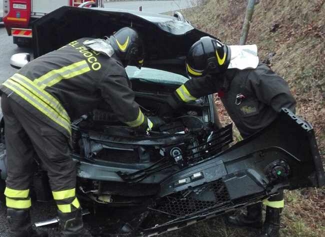 Auto contro un ostacolo a Vertemate