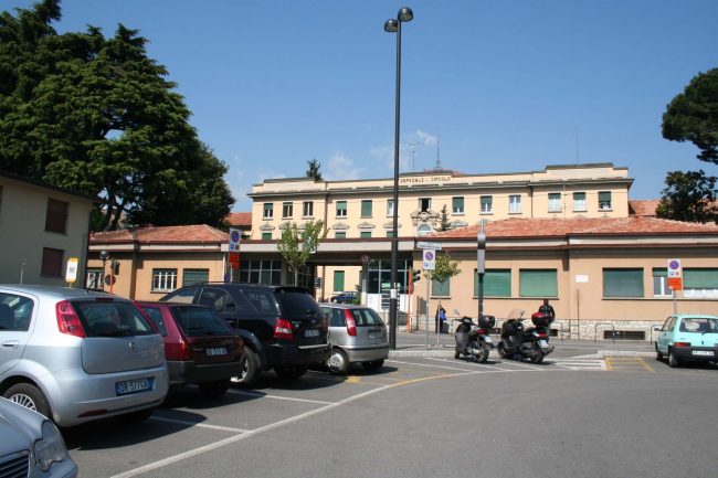 Lavori al soffitto del porticato, chiude l’ingresso principale dell’ospedale di Cantù