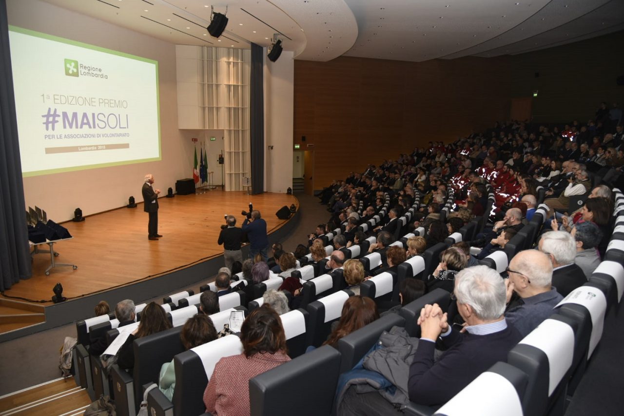 Volontari premiati da Regione Lombardia per il loro impegno FOTO