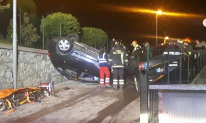 Auto ribaltata dopo lo scontro in centro paese a Cesana