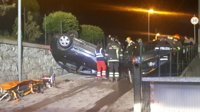 Auto ribaltata dopo lo scontro in centro paese a Cesana