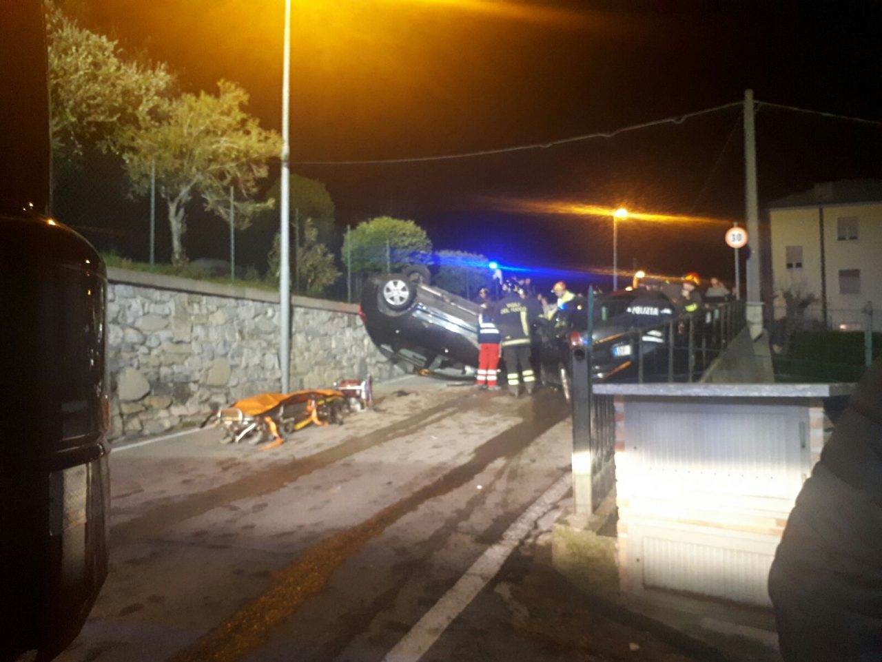 Auto ribaltata dopo lo scontro in centro paese a Cesana