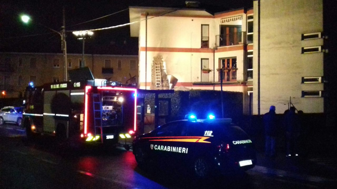 Incendio Cantù prendono fuoco le luminarie FOTO