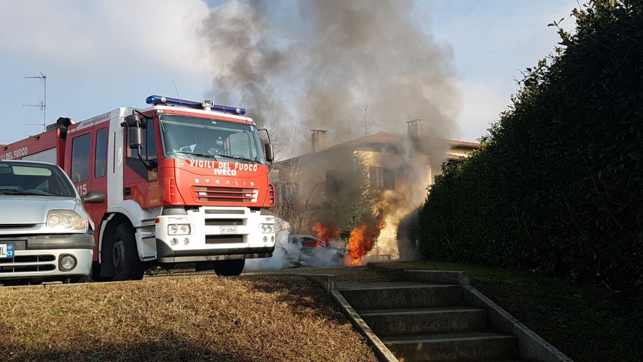 Auto in fiamme a Senna Comasco un ferito FOTO e VIDEO