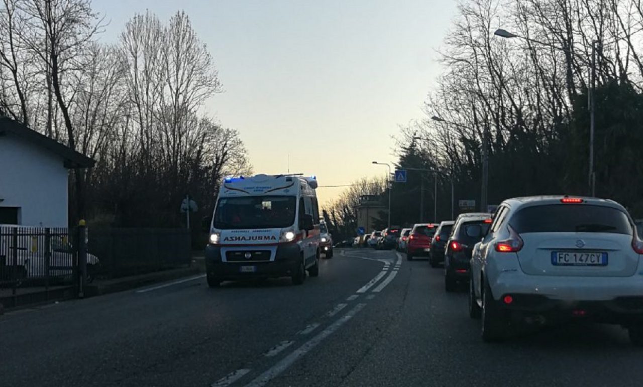Traffico in tilt a Grandate: doppio incidente di fronte all’Iper FOTO