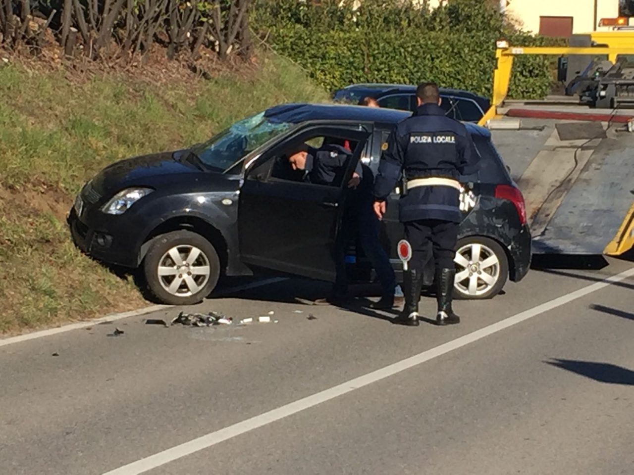 Perde il controllo dell’auto e finisce fuori strada FOTO E VIDEO