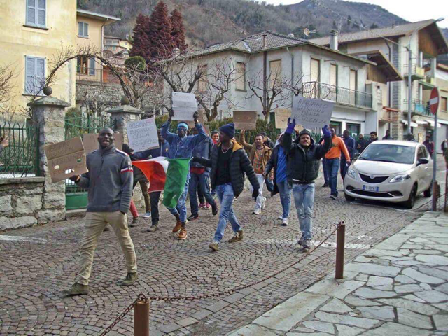 Esino migranti in corteo, dipendenti chiusi in Comune