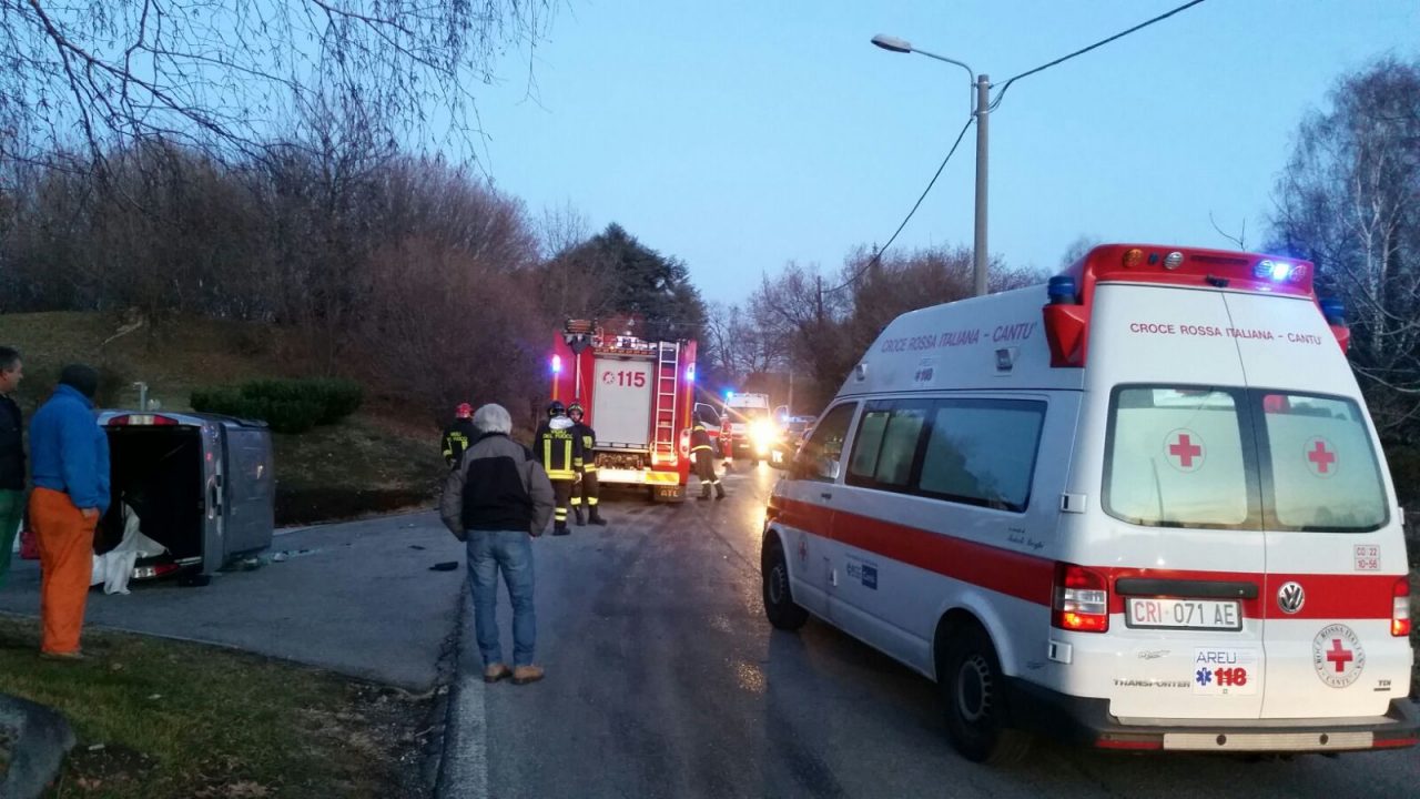 Auto si ribalta a Capiago