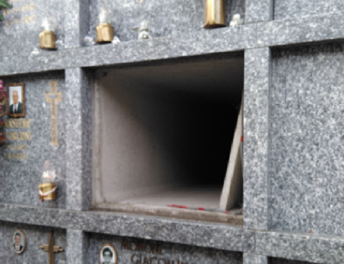 Ladri cimitero via con una lastra di marmo