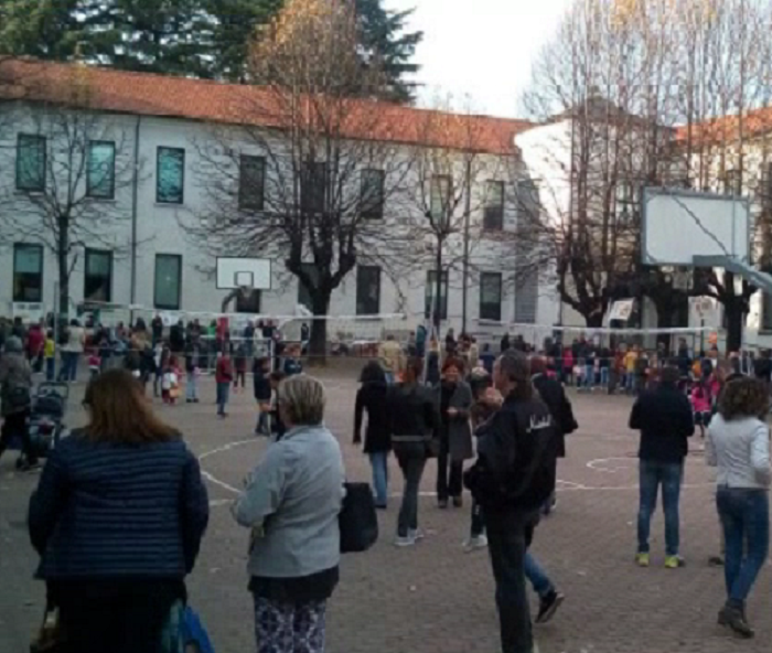 Fanno pipì davanti alla scuola il web si indigna