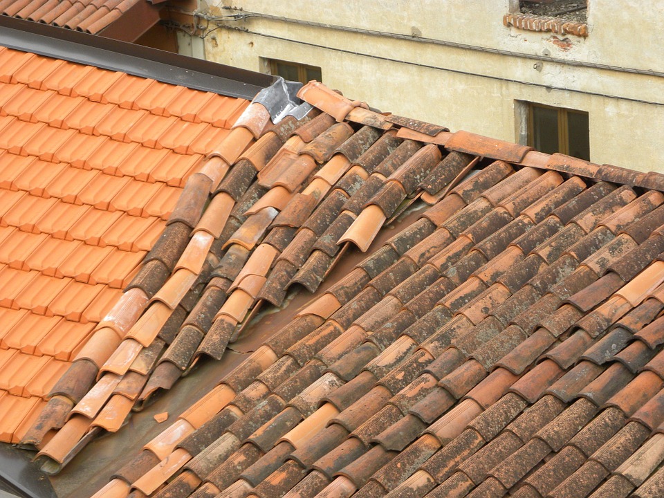 Sale sul tetto e minaccia di buttarsi paura a Como