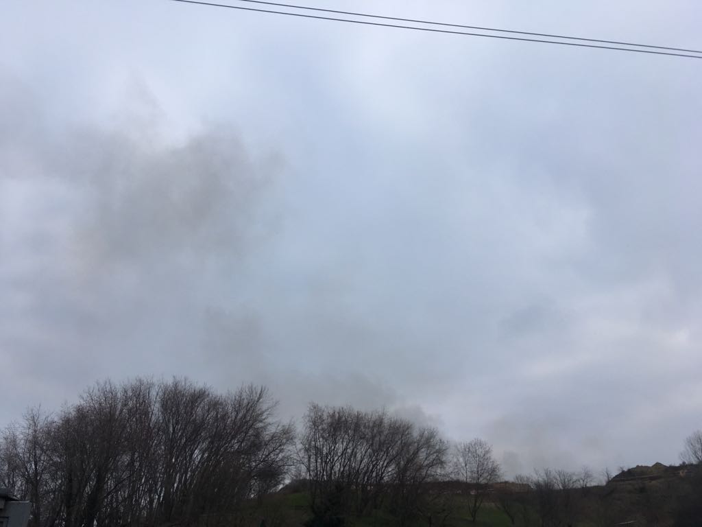 Colonna di fumo si alza dalla discarica. IL VIDEO e  LE FOTO