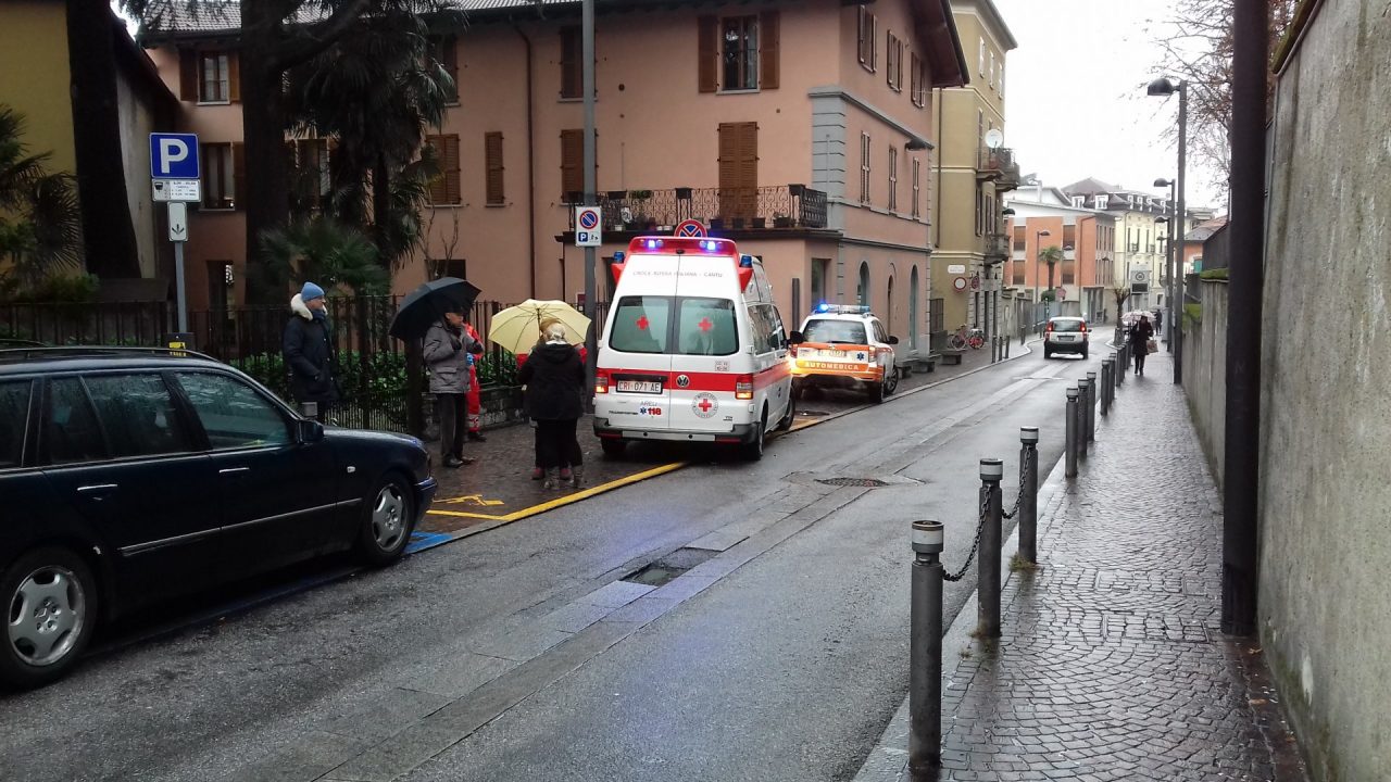Malore in strada paura per una ragazza
