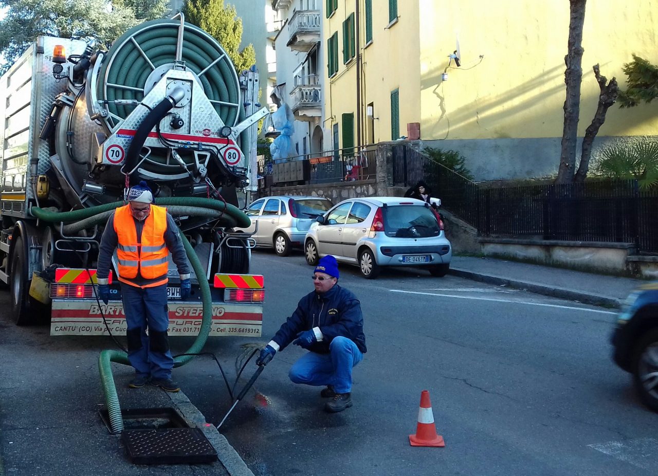 Lavori pubblici Cantù continua la pulizia dei tombini