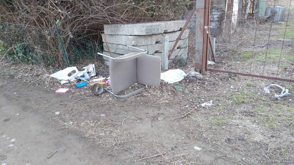 Abbandona rifiuti all’incivile multa fino a 500 euro
