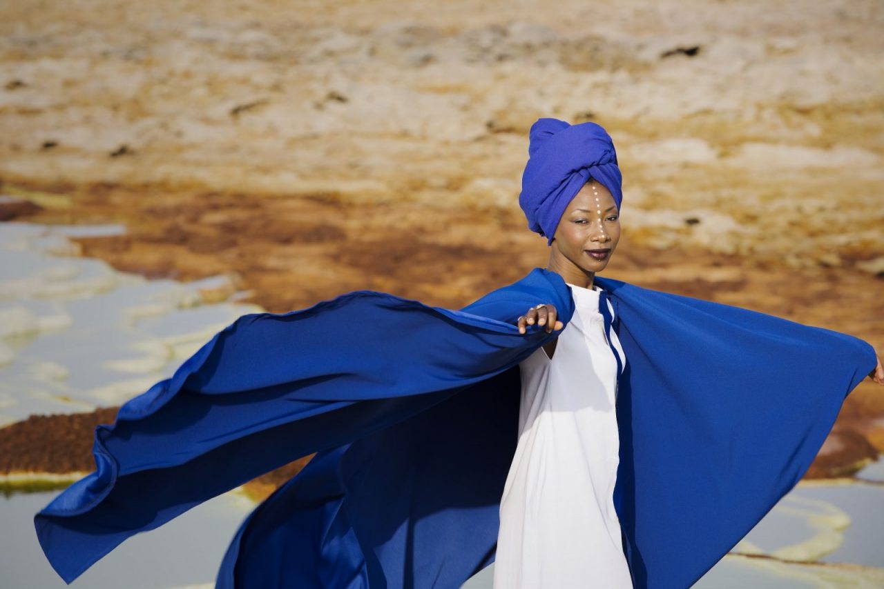 Teatro Sociale pieno per Fatoumata Diawara FOTO e VIDEO