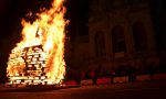 Brucia la strega in piazza FOTO e VIDEO