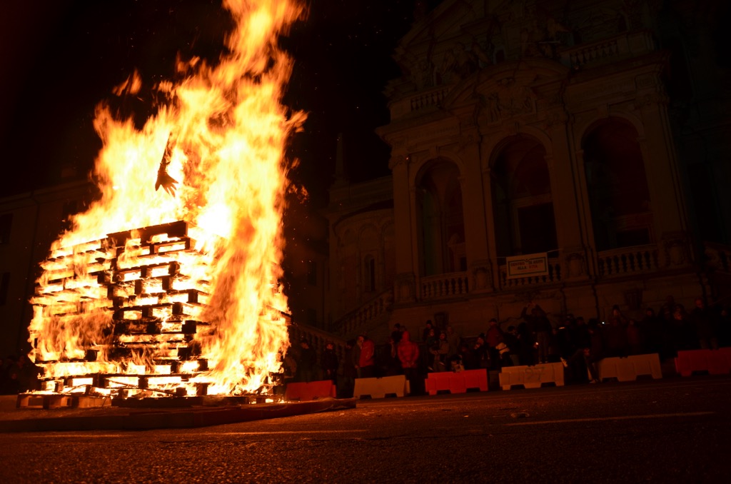 Brucia la strega in piazza FOTO e VIDEO