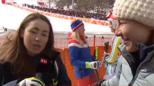 Goggia Gisin duetto in tv: la campionessa olimpica strappa il microfono e… VIDEO