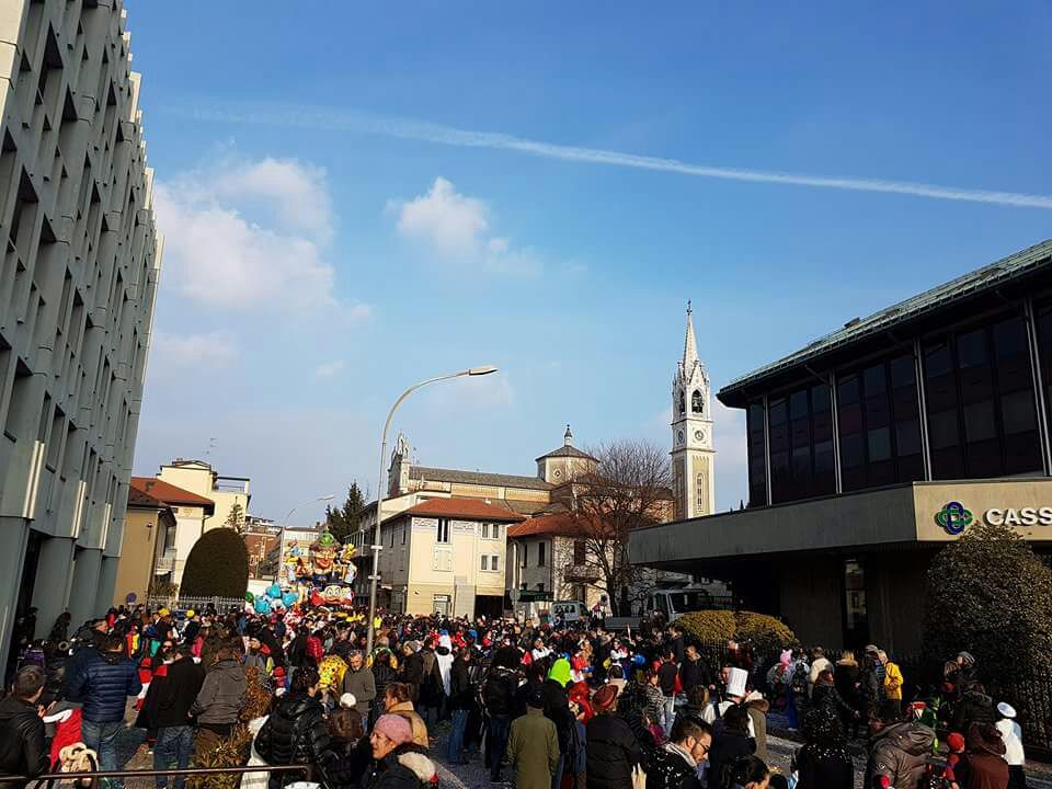 Carnevale Cantù grande successo per la sfilata dei carri FOTO e VIDEO