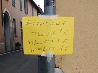 Sporcizia in piazza cartello di protesta FOTO