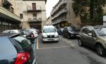 In bicicletta tampona un'auto e finisce in ospedale