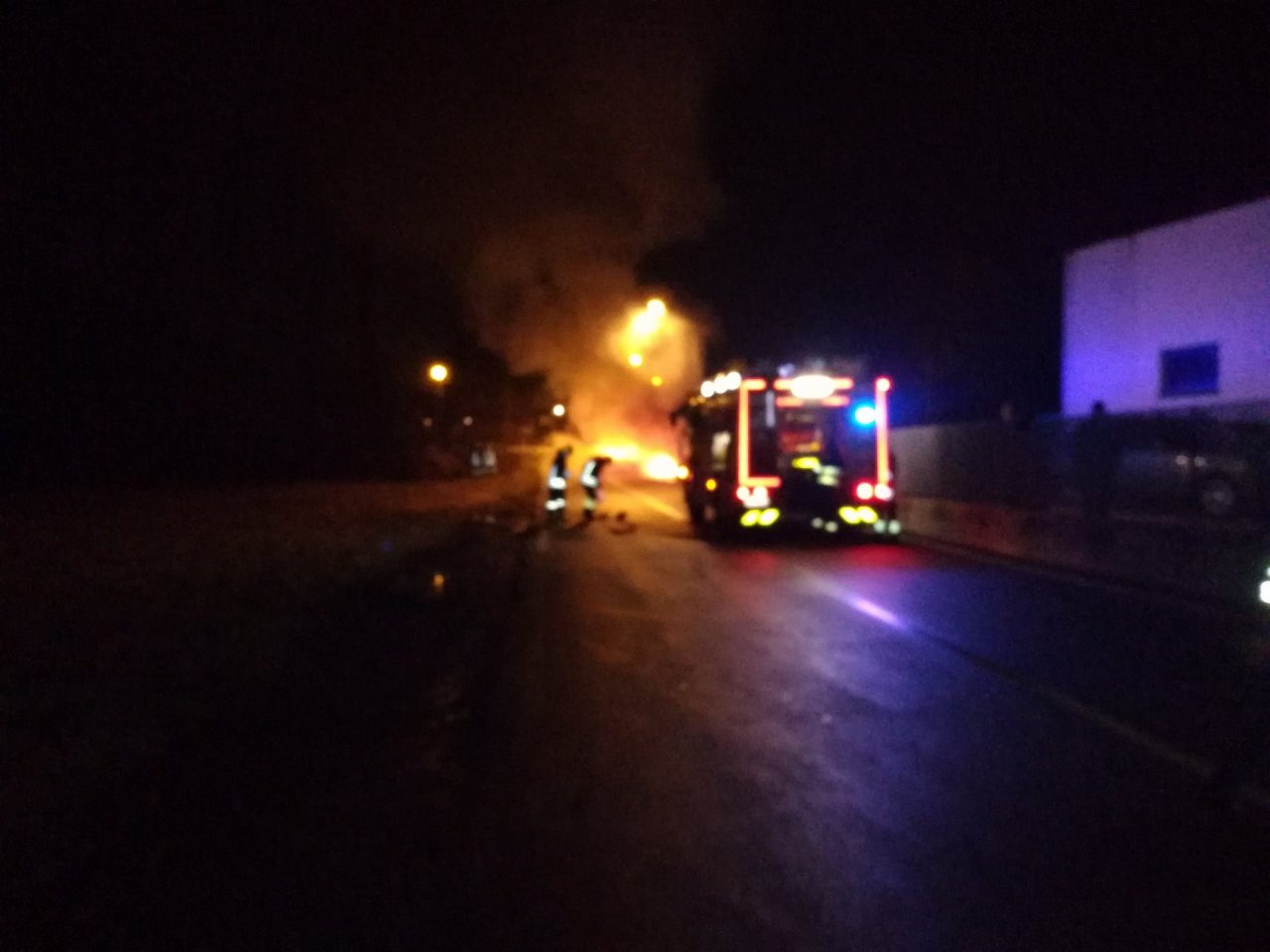 Auto in fiamme intervengono i Vigili del fuoco