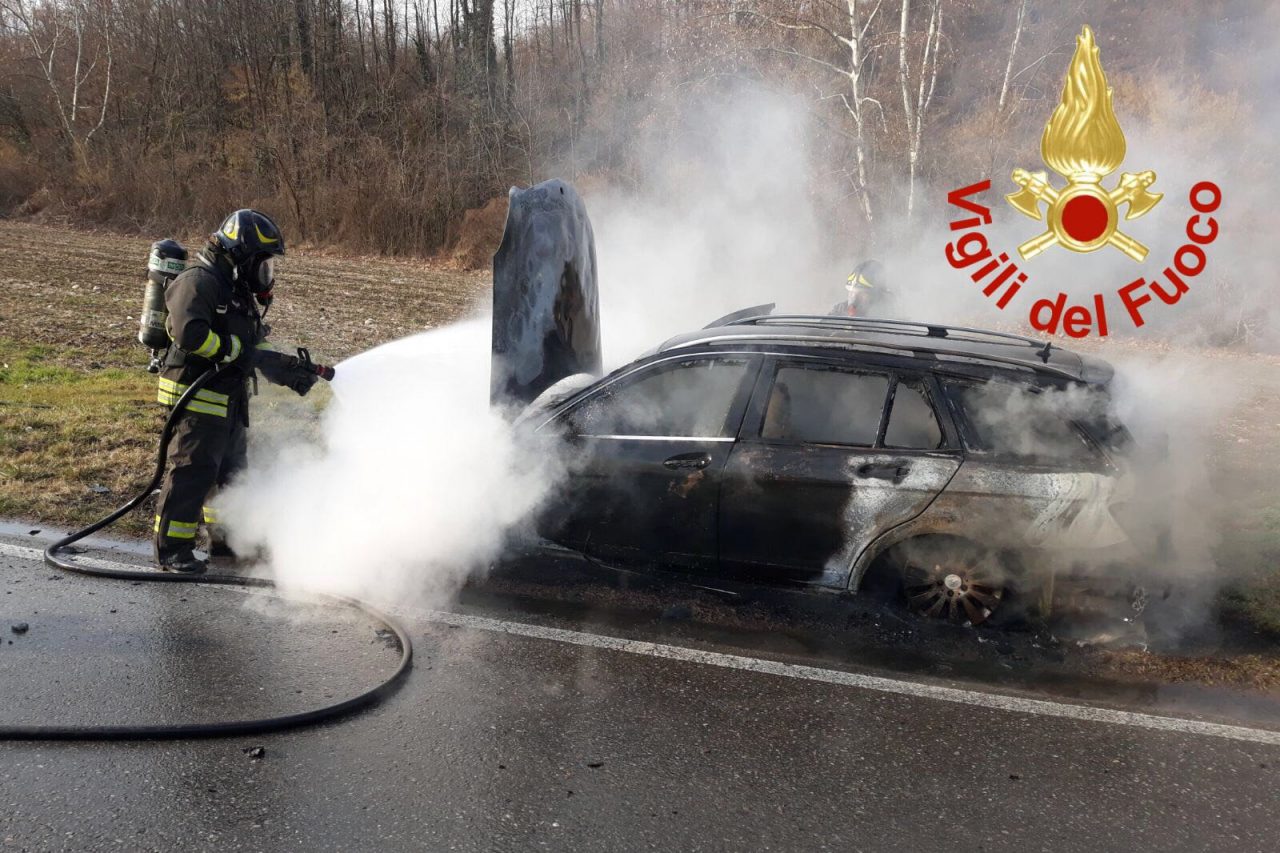 Auto in fiamme a Fino Mornasco FOTO