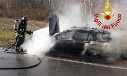 Auto in fiamme a Fino Mornasco FOTO