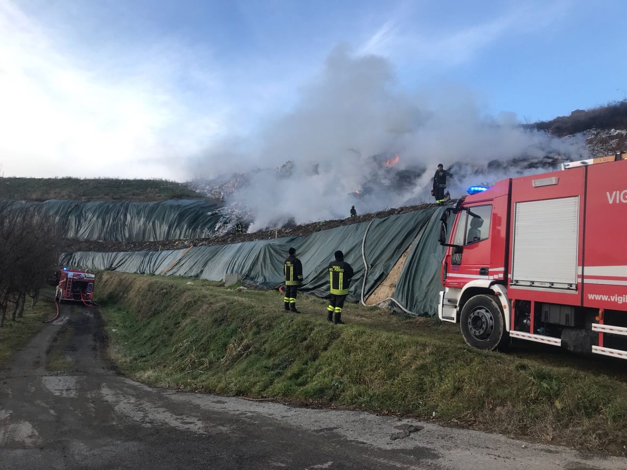 Incendio discarica Mariano nuovi focolai, Vigili del Fuoco in presidio FOTO
