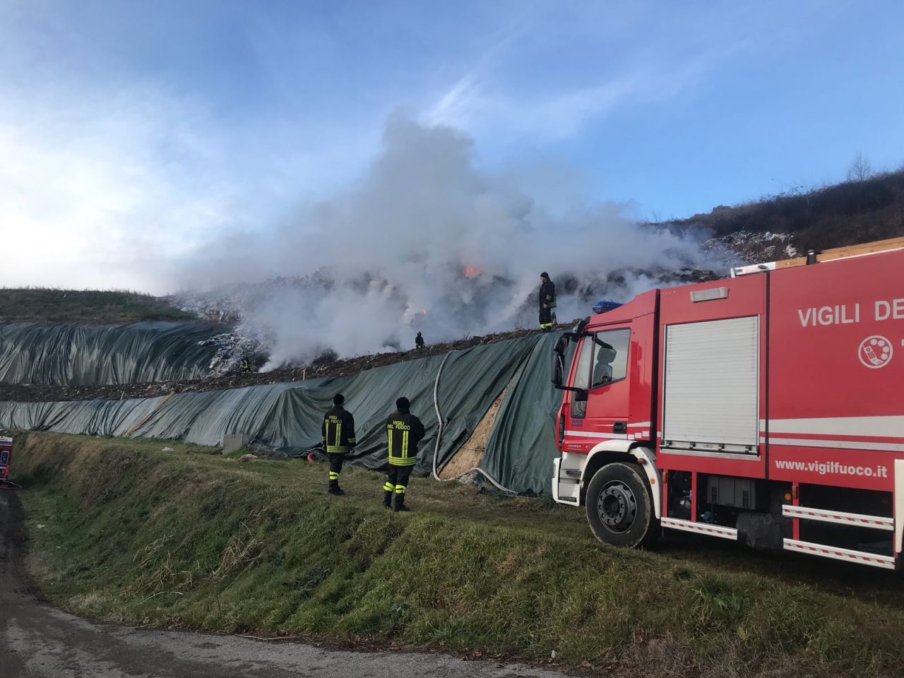 Incendio discarica Mariano la nube si abbassa sul canile