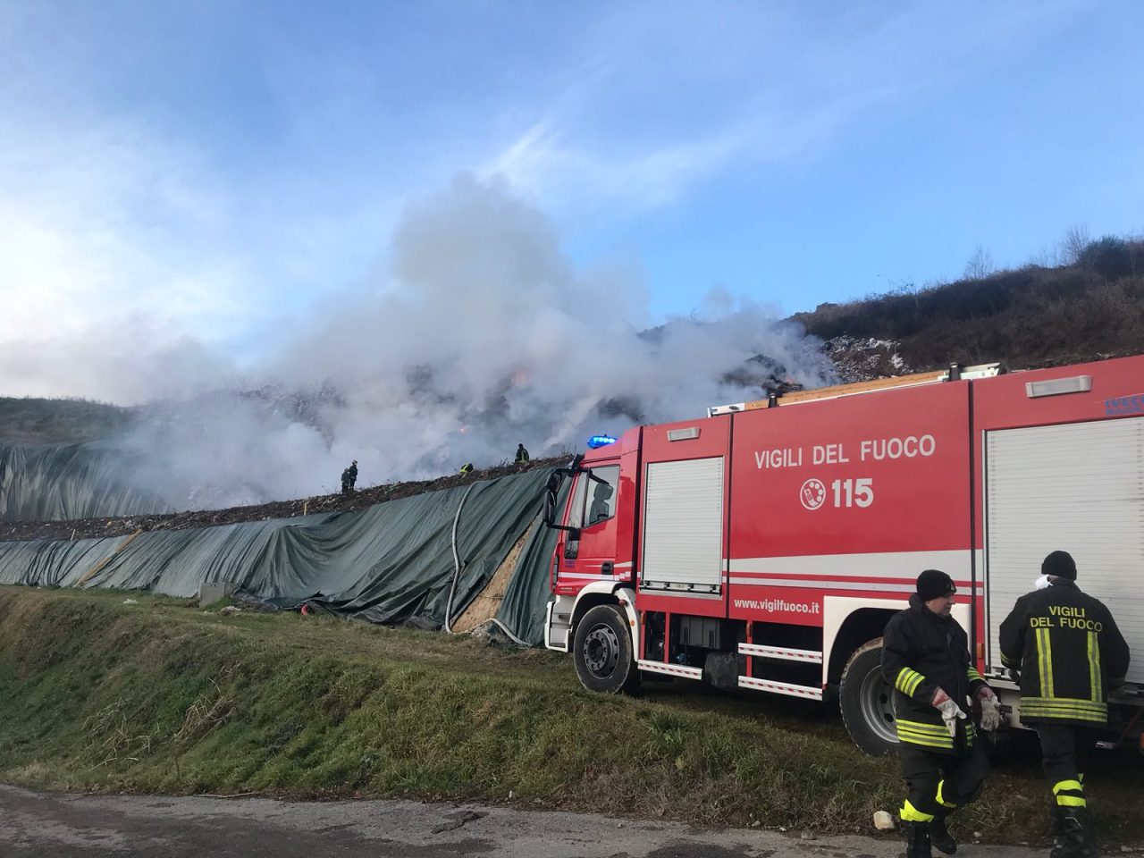 Incendio discarica a Mariano FOTO e VIDEO