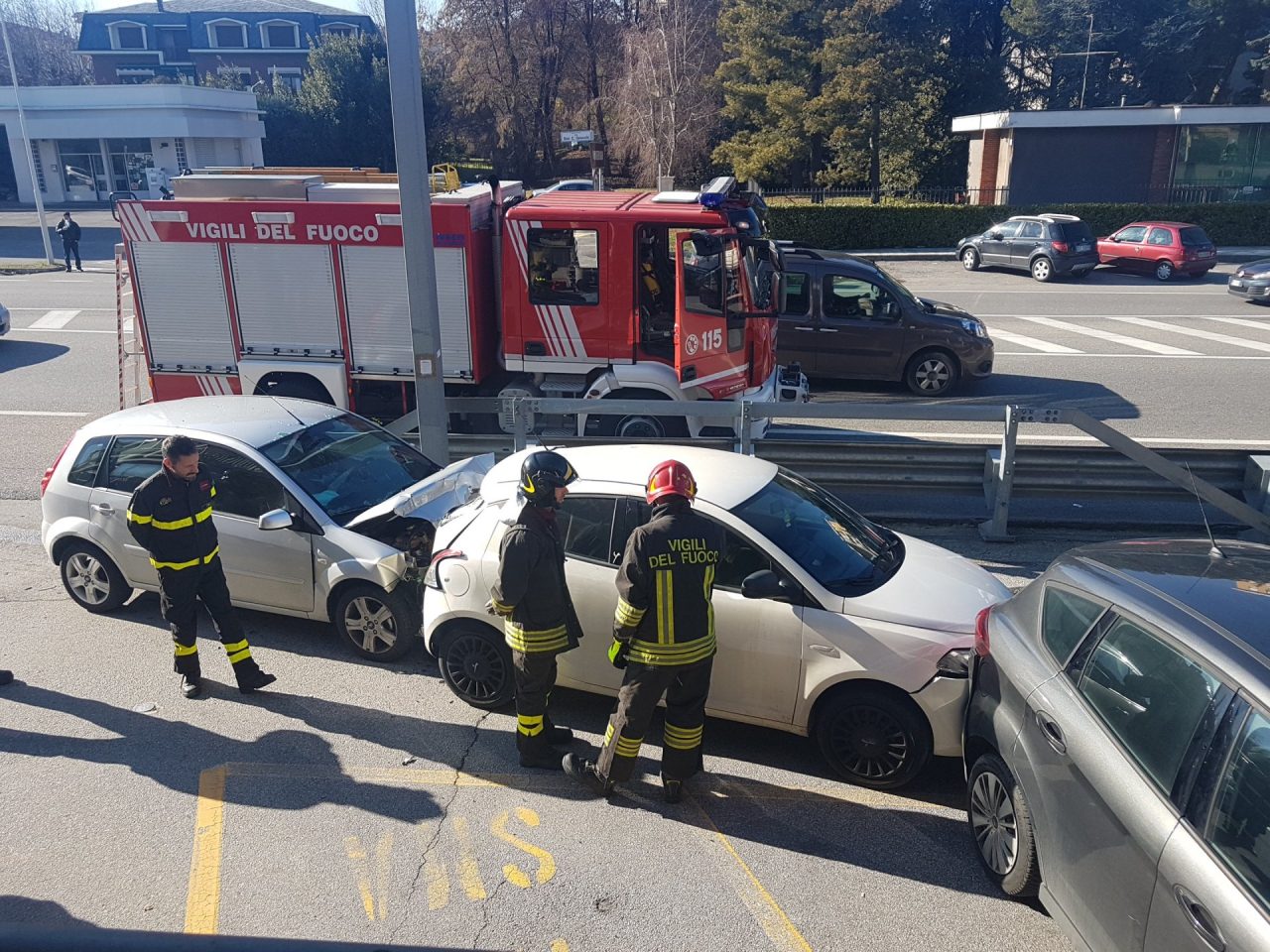 Anziano si schianta contro un’auto in sosta e la trascina per dieci metri
