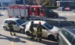 Anziano si schianta contro un'auto in sosta e la trascina per dieci metri