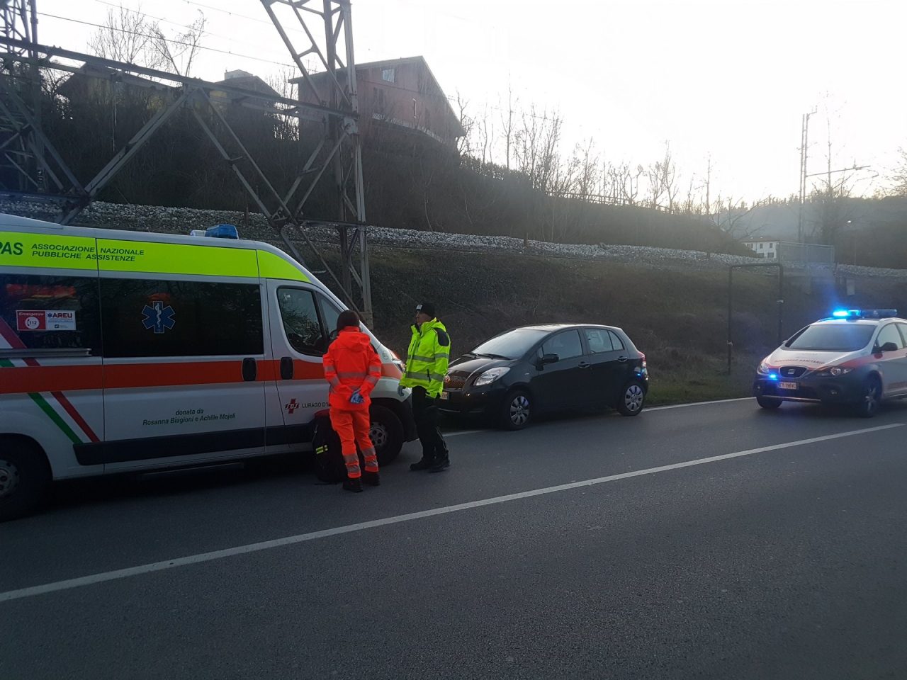 Giovane motociclista si scontra con un’auto