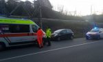 Giovane motociclista si scontra con un'auto