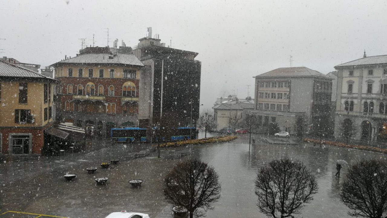 Domenica di neve nel Comasco