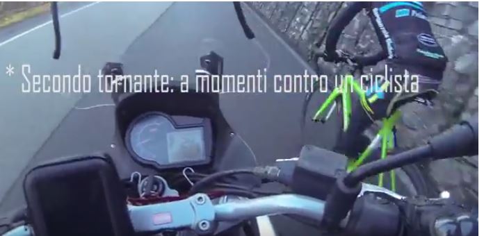 Spericolato giro in moto sulle strade del Lago VIDEO
