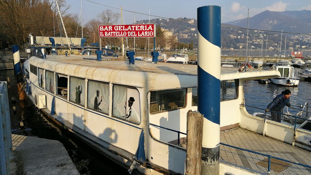 Il Battello Gelateria verso la demolizione al cantiere navale di Tavernola