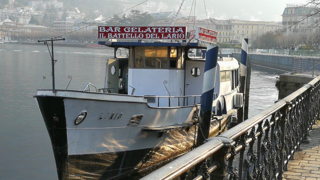 Il battello Bar Gelateria lascia per sempre il porto di Como FOTO e VIDEO
