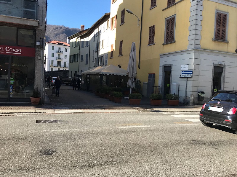 Autobus frena bruscamente in via Milano cinque feriti