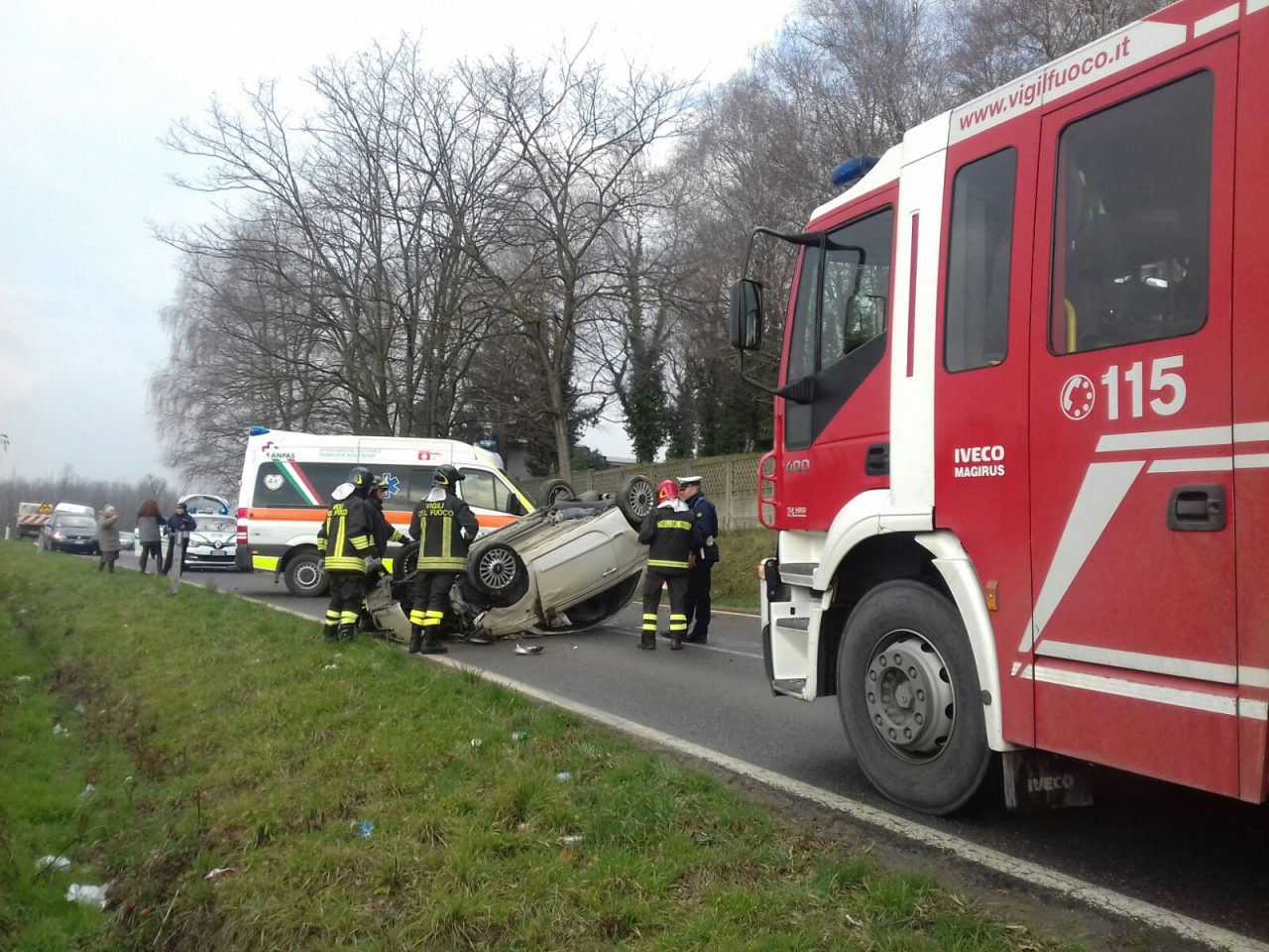 Si ribalta con l’auto a Cadorago: illeso FOTO